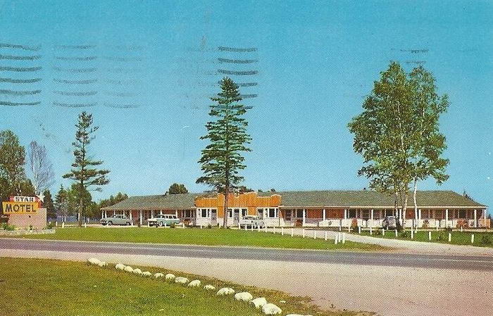 Star Motel - Old Postcard View (newer photo)